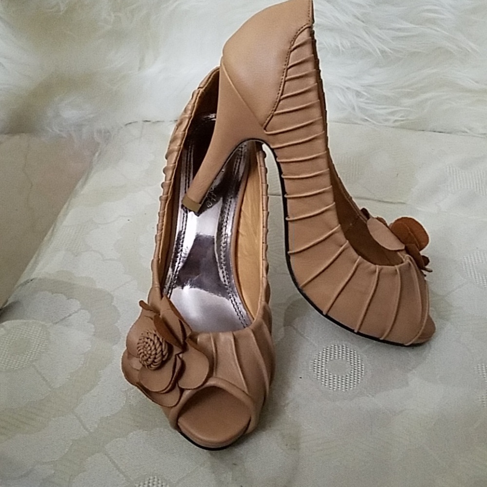 ⚡️LAST CHANCE⚡️Floral Tan Heels